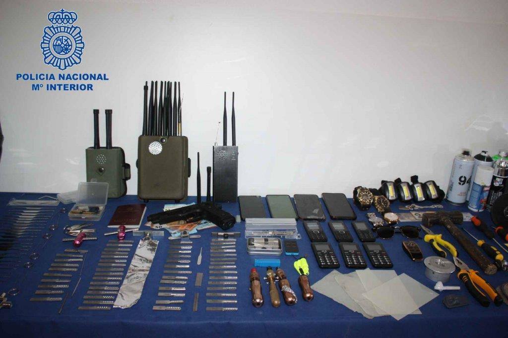 Imagen principal - Capturan a una banda que se ocultaba en tiendas para robar cuando cerraban