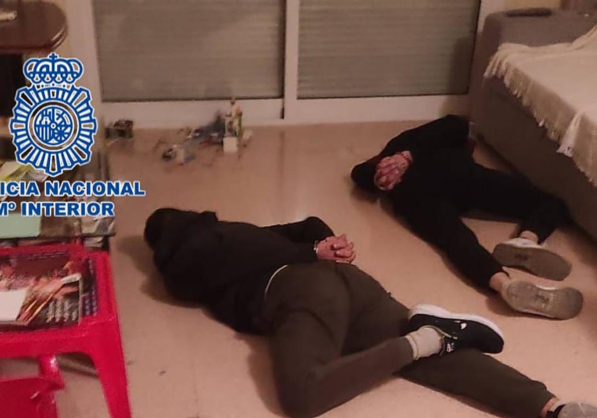 Momento de la detención de los ladrones en el mismo piso.