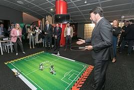 El alcalde Luis Barcala ha visitado la zona de exposición y talleres del congreso.