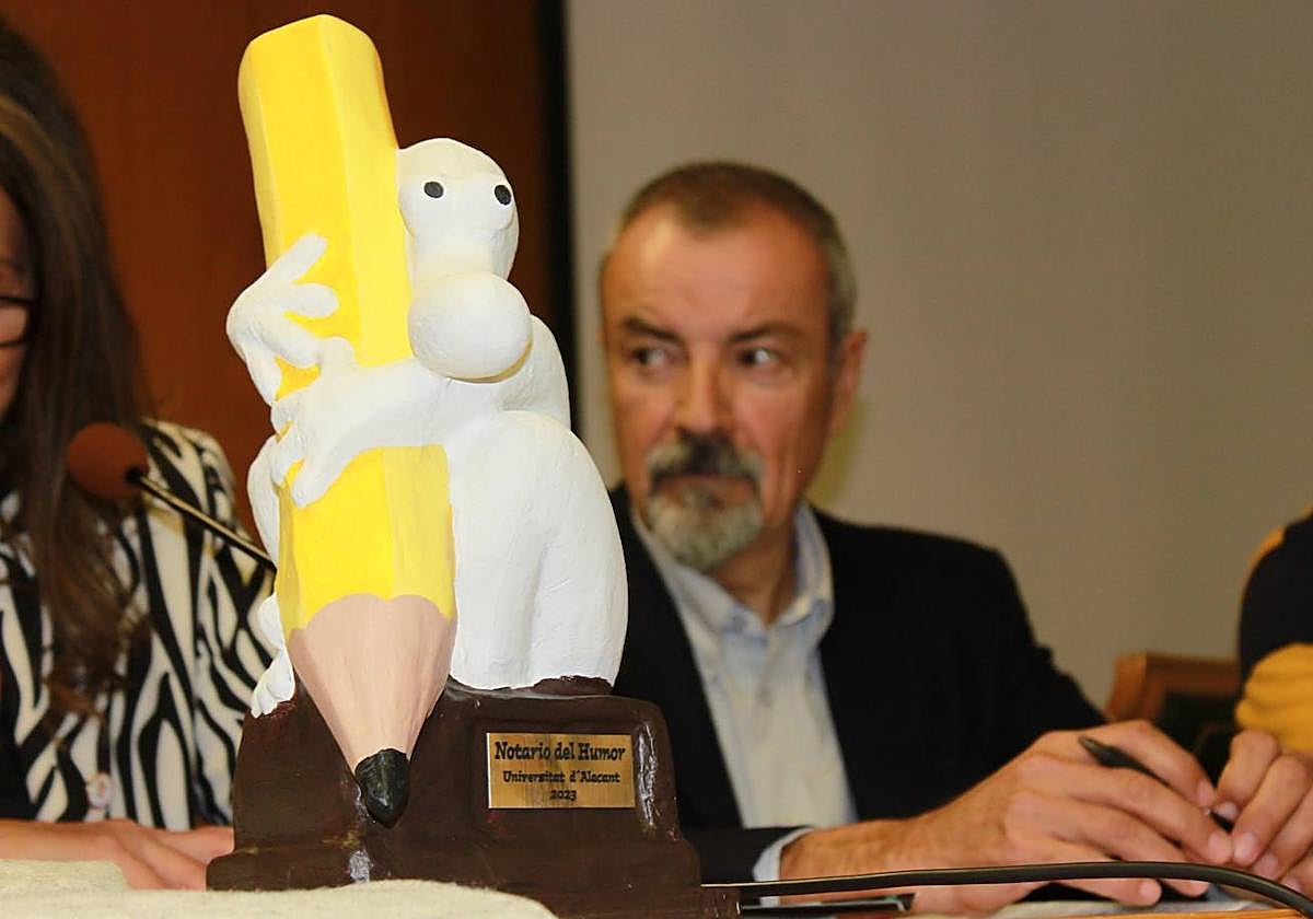 El dibujante Ermengol en la Universidad de Alicante.