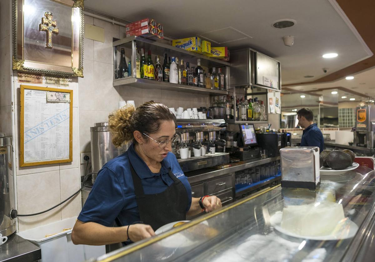 Imagen principal - La hostelería, el tercer sector que más empleos genera en Alicante y el segundo que menos paga