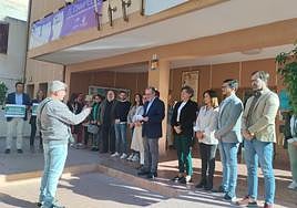 Concentración a la puerta del Ayuntamiento de El Campello.