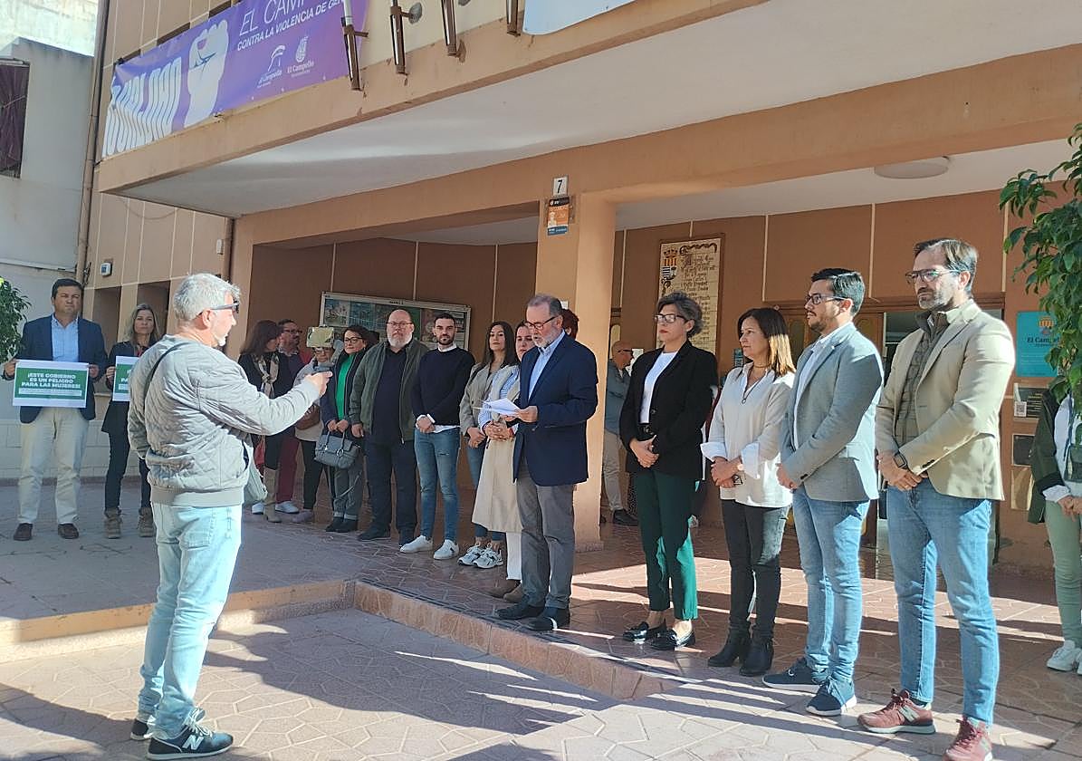 Concentración a la puerta del Ayuntamiento de El Campello.