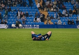 Un jugador del Hércules tendido sobre el césped tras el 1-1 contra el Alzira