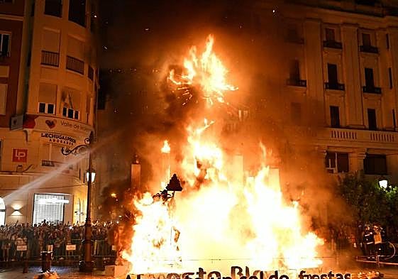 Cremà de una hoguera de la Federació de Fogueres.