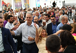 Yolanda Díaz saluda al diputado nacional por Alicante, Txema Guijarro, en un acto de la campaña del 28M.