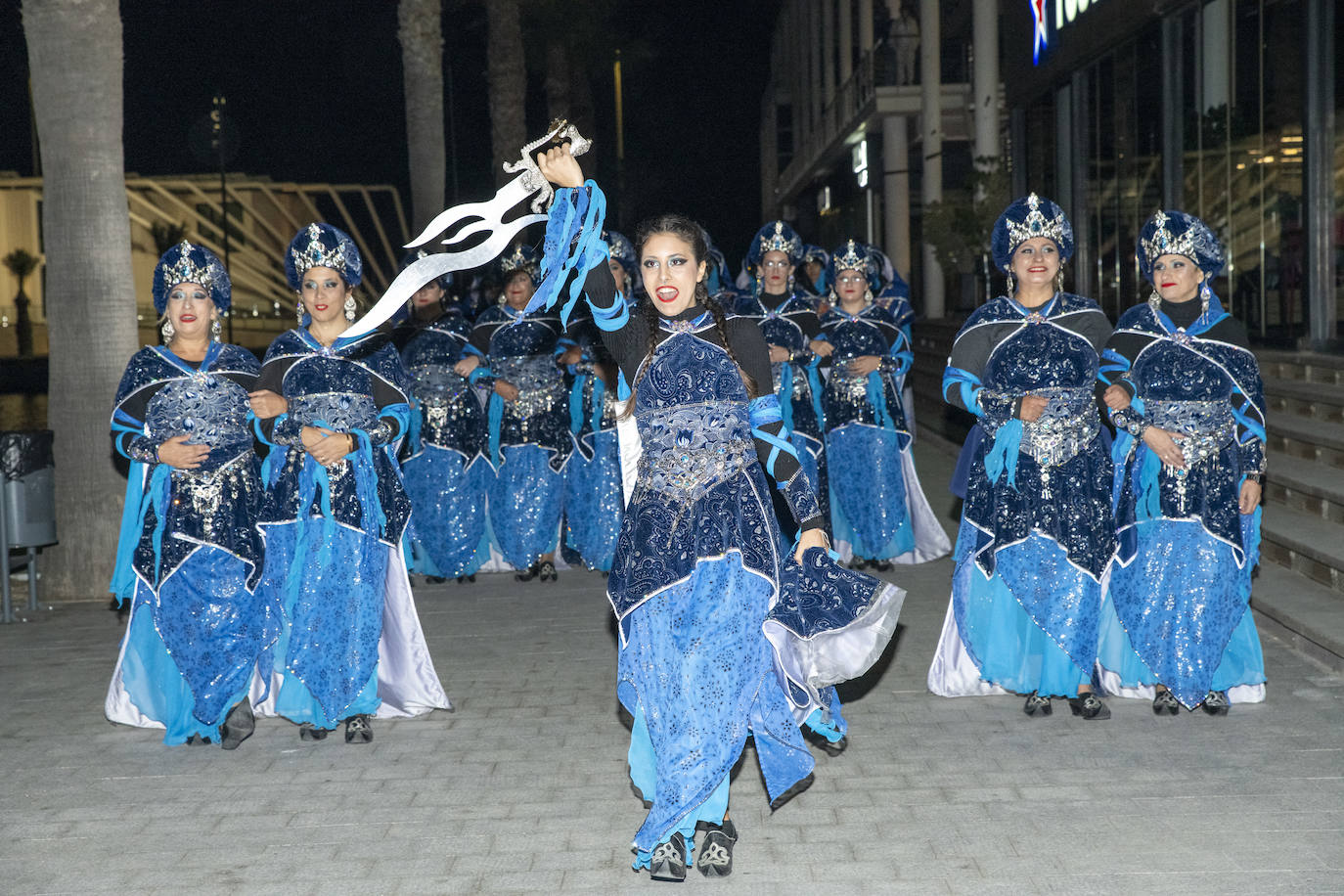 Los Moros y Cristianos de Alicante irrumpen en un congreso de Ginecología