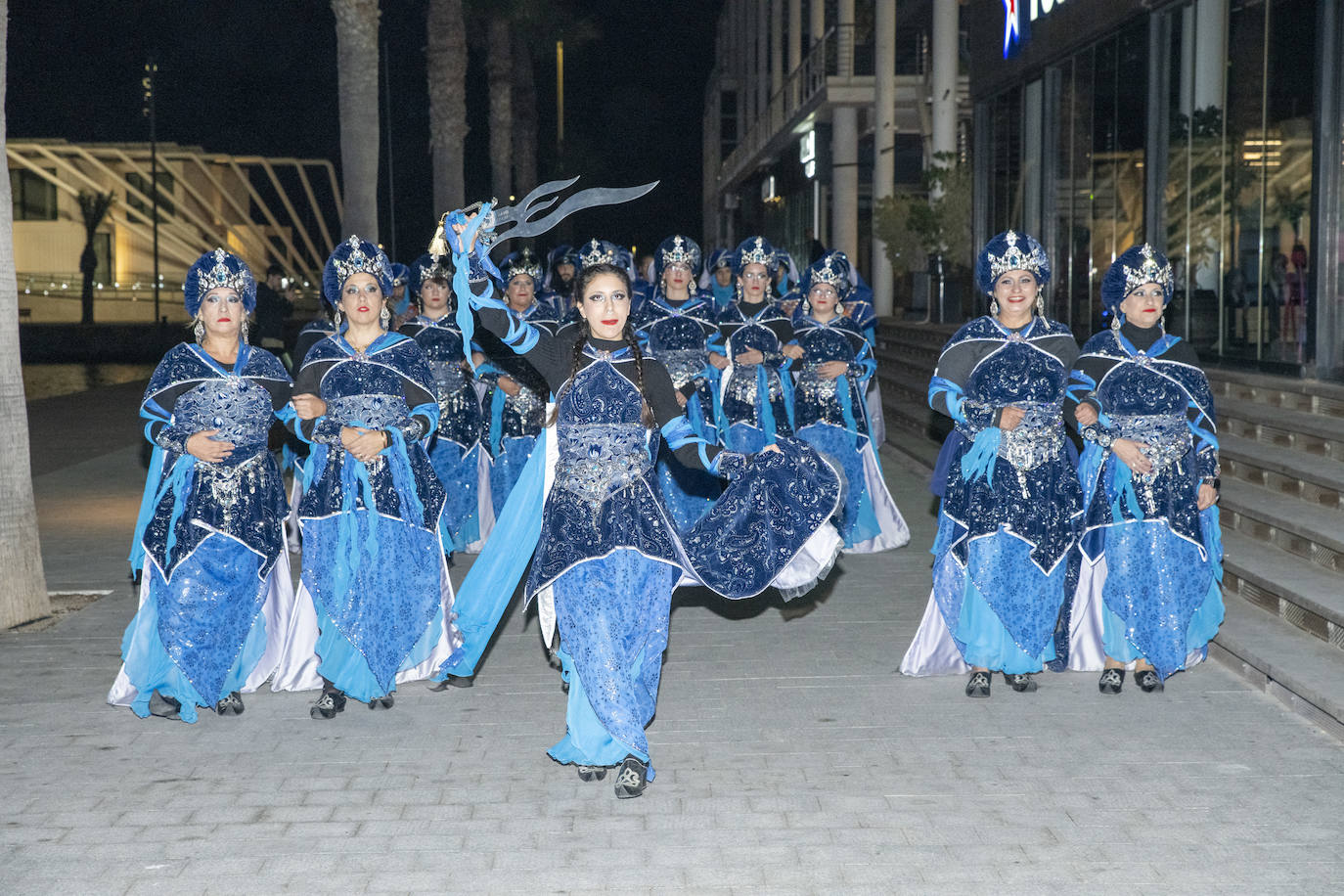 Los Moros y Cristianos de Alicante irrumpen en un congreso de Ginecología