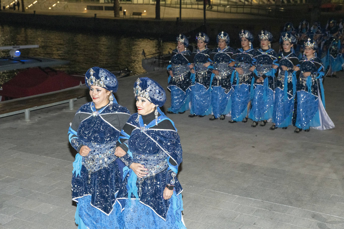 Los Moros y Cristianos de Alicante irrumpen en un congreso de Ginecología