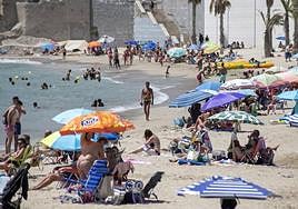 Bañistas en la playa de la Albufereta de Alicante.