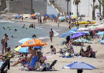 Los alicantinos quieren que se prohíba fumar en las playas