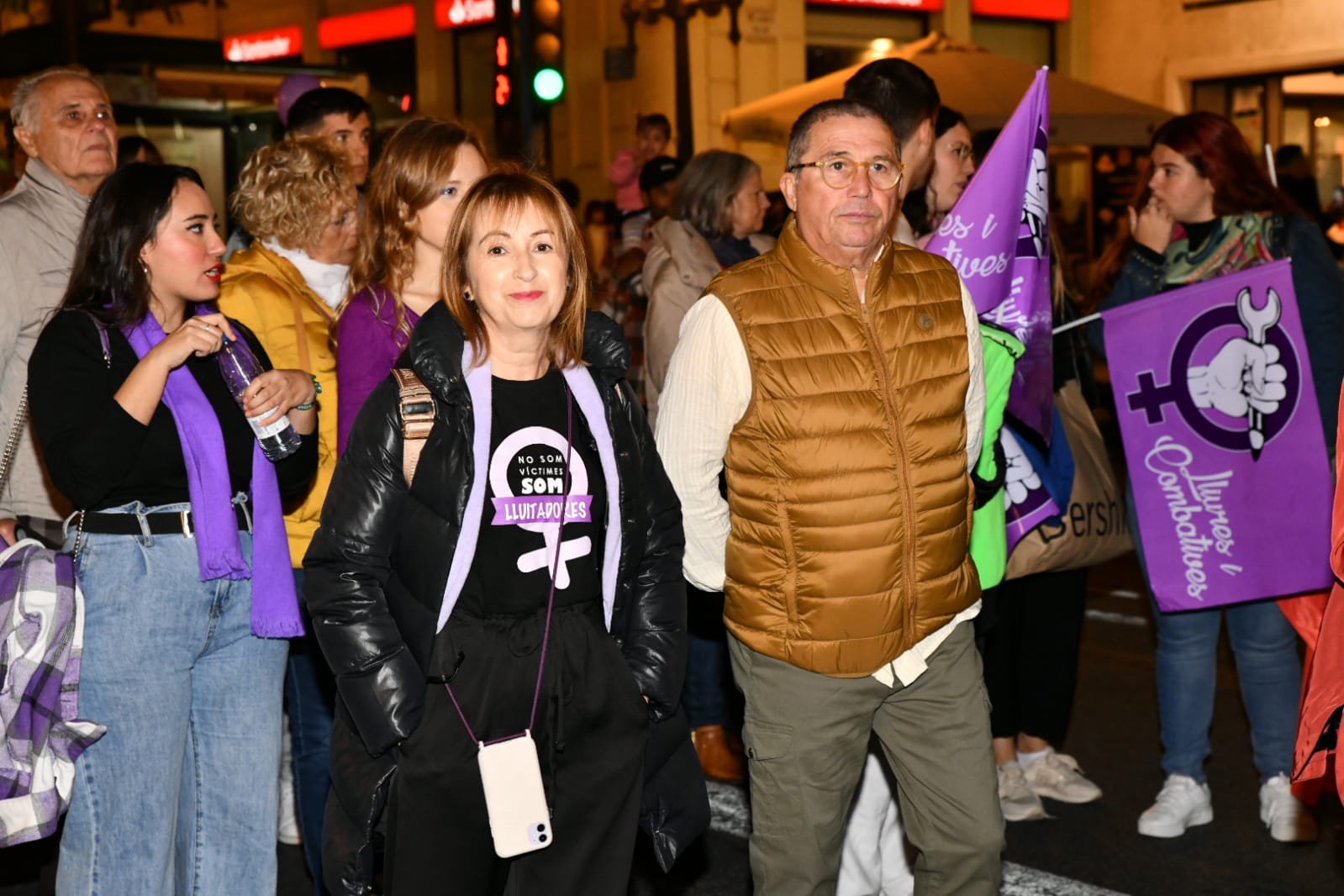 Marea morada y antorchas en las calles de Alicante