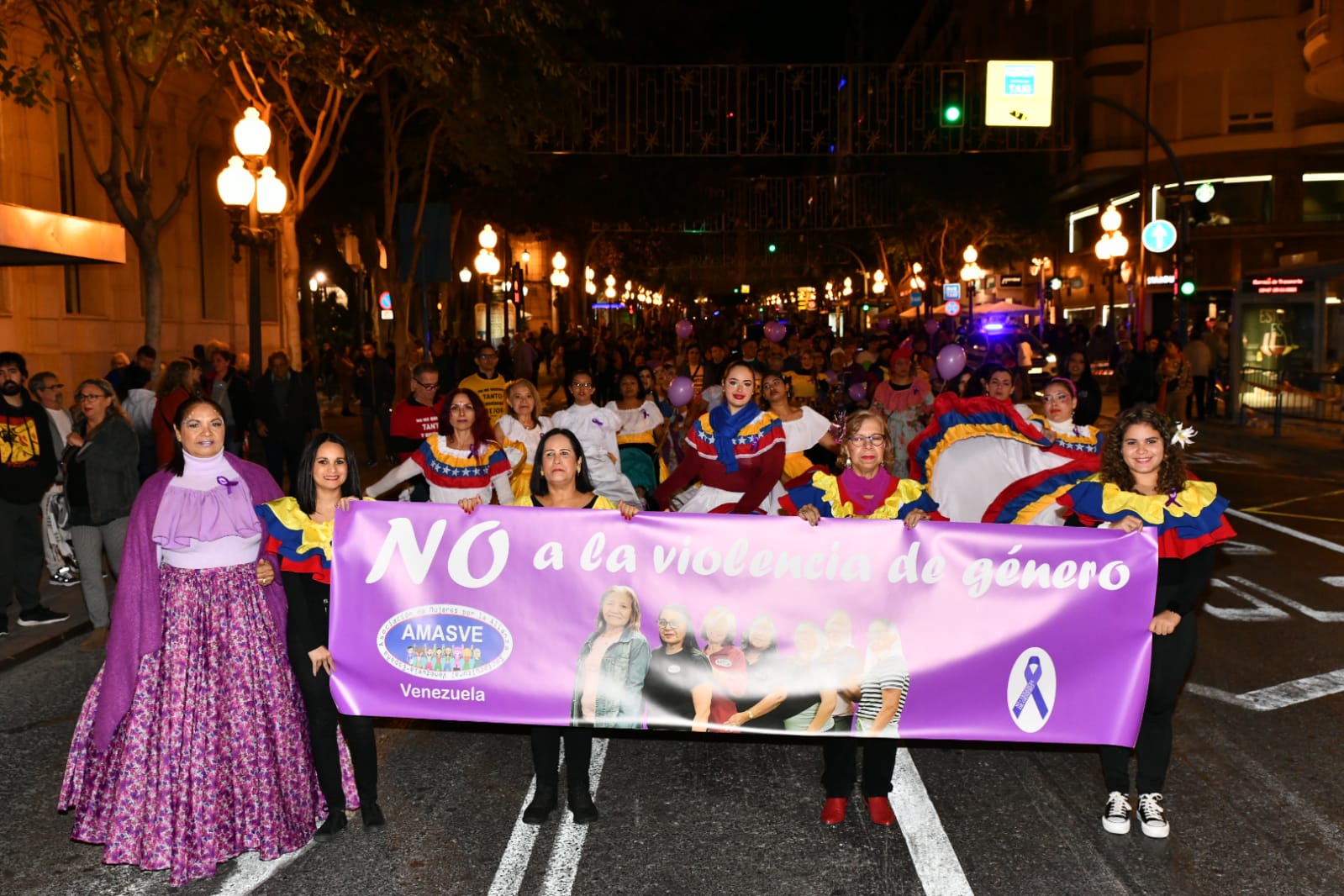 Marea morada y antorchas en las calles de Alicante