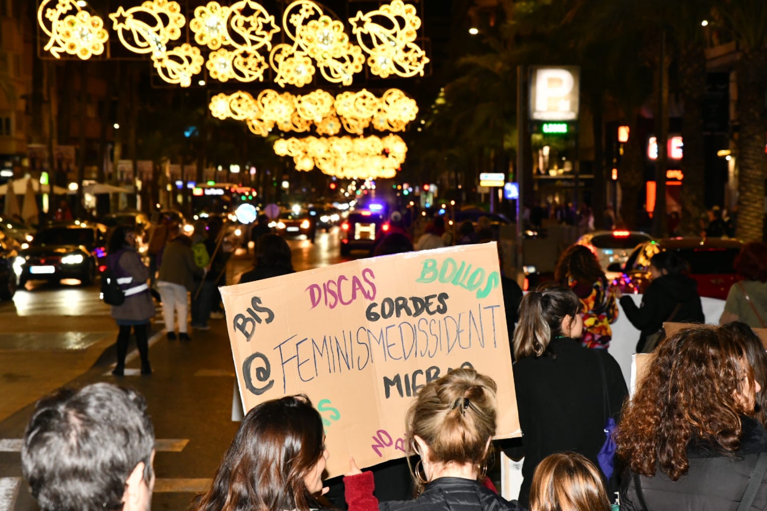 Marea morada y antorchas en las calles de Alicante