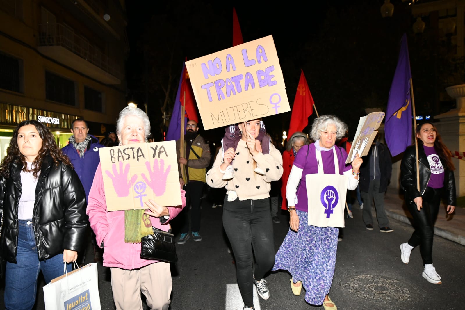 Marea morada y antorchas en las calles de Alicante