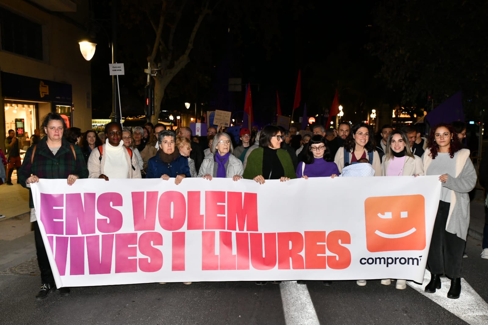 Marea morada y antorchas en las calles de Alicante