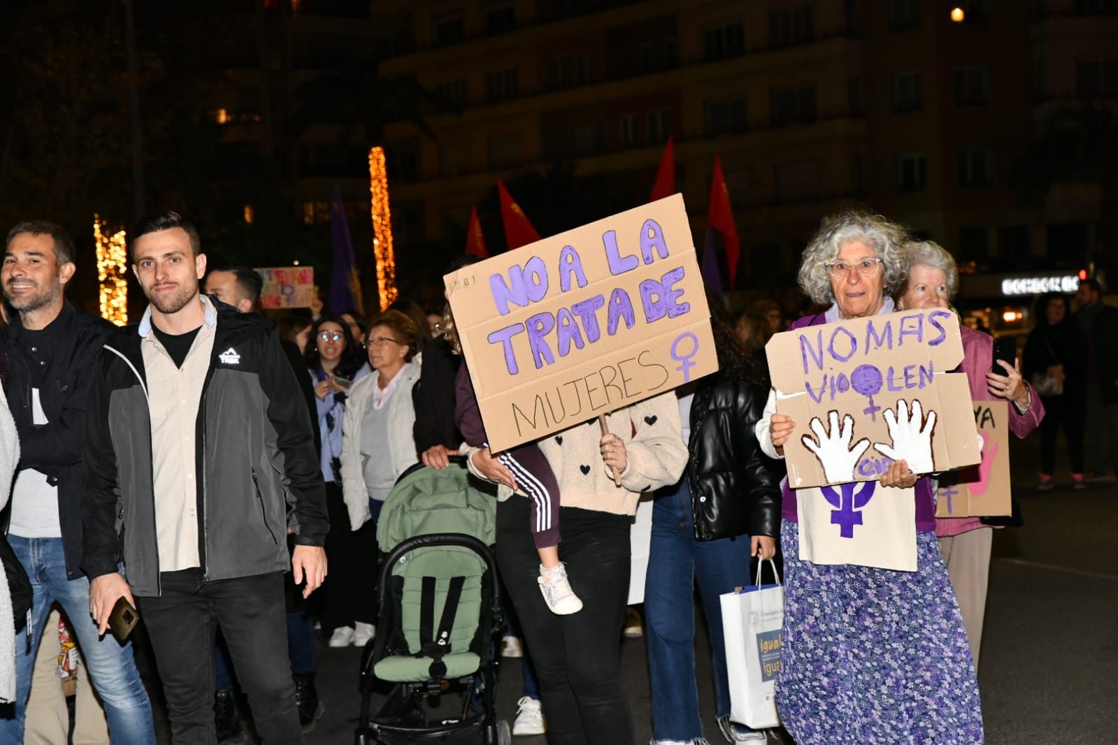 Marea morada y antorchas en las calles de Alicante