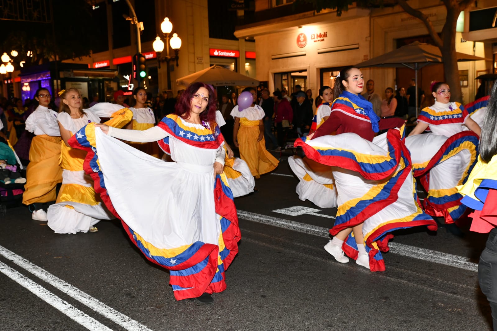 Marea morada y antorchas en las calles de Alicante