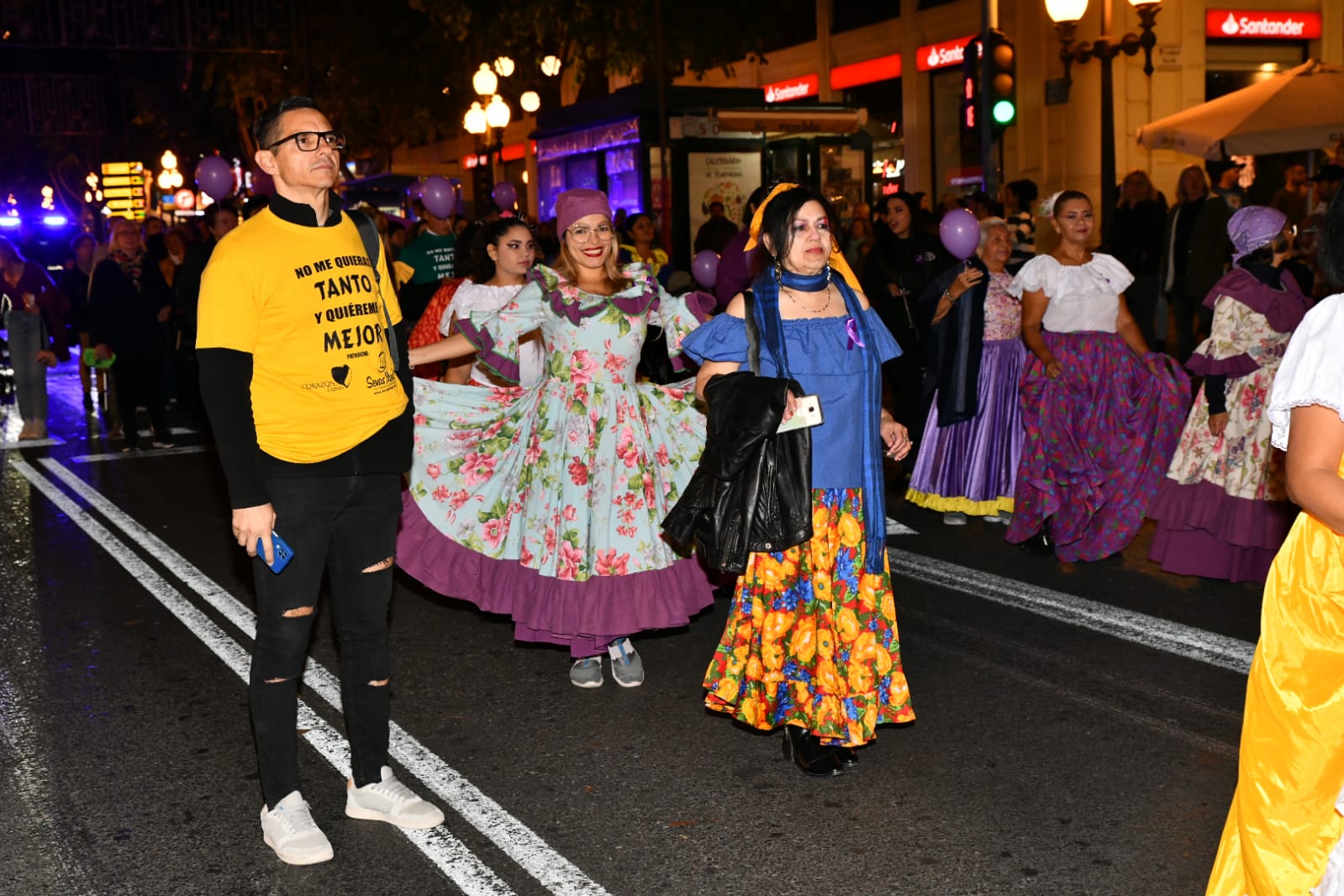 Marea morada y antorchas en las calles de Alicante