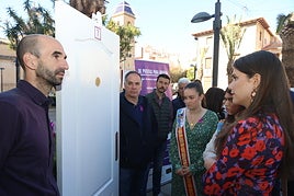 Una de las cinco puertas instaladas en Sant Joan para concienciar sobre la violencia de género.