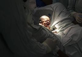 Un bebé recién nacido.