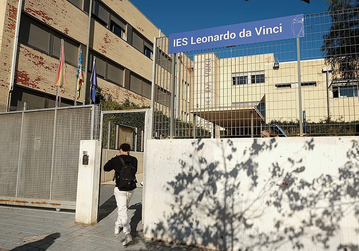 Un alumno de la FP entra al IES Leonardo Da Vinci, en Alicante.