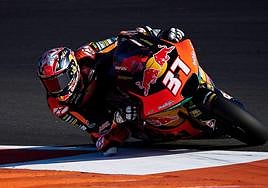El piloto de moto 2, Ricardo Acosta, en el circuito Tormo, en Valencia.