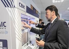 El alcalde de Alicante, Luis Barcala, utiliza un ciberkiosco.