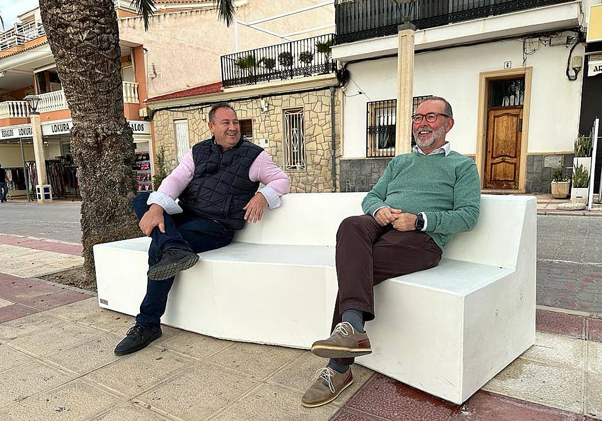 Los nuevos bancos del paseo.