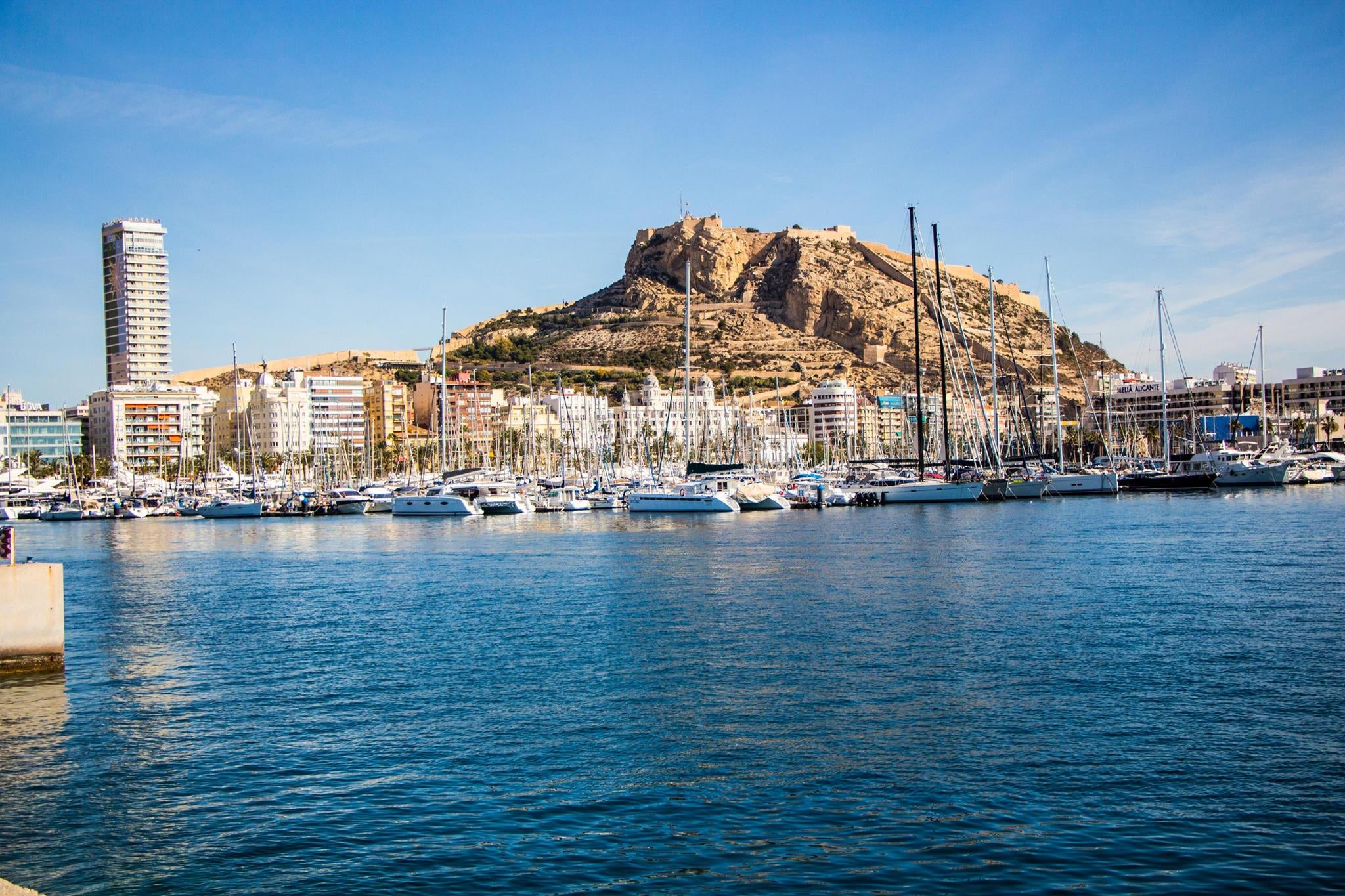 Cielos despejados en la ciudad.
