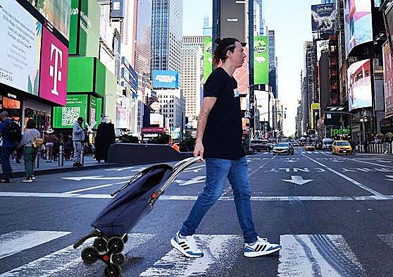 Carro de la compra de Rolser en una avenida de Nueva York.