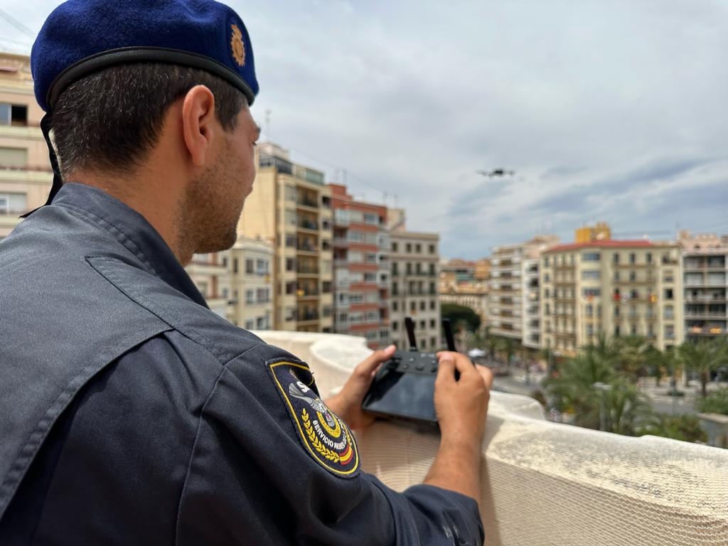 El vigilante aéreo de la Policía Nacional en la mascletà