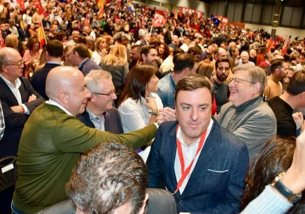 Alejandro Soler y Ximo Puig se saludan, en el acto del PSOE el pasado domingo.