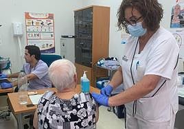 Una señora mayor se vacuna.