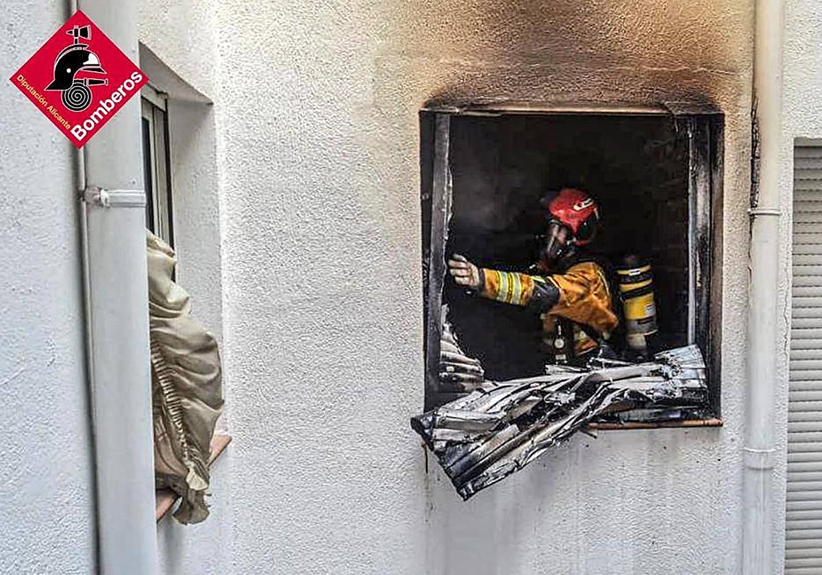 Bombero en las labores de extinción del incendio.