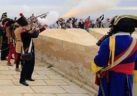 Disparos de salvas de soldados napoleónicos desde la fortaleza de Santa Bárbara.