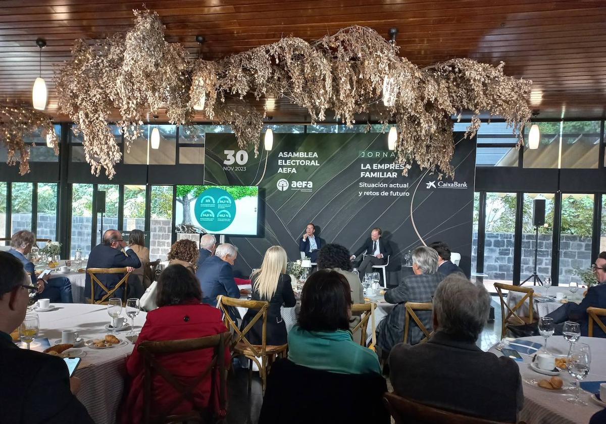 Gustavo Lubián y Esteban Sastre, durante el diálogo en el que han analizado la encuesta del Instituto de la Empresa Familiar.