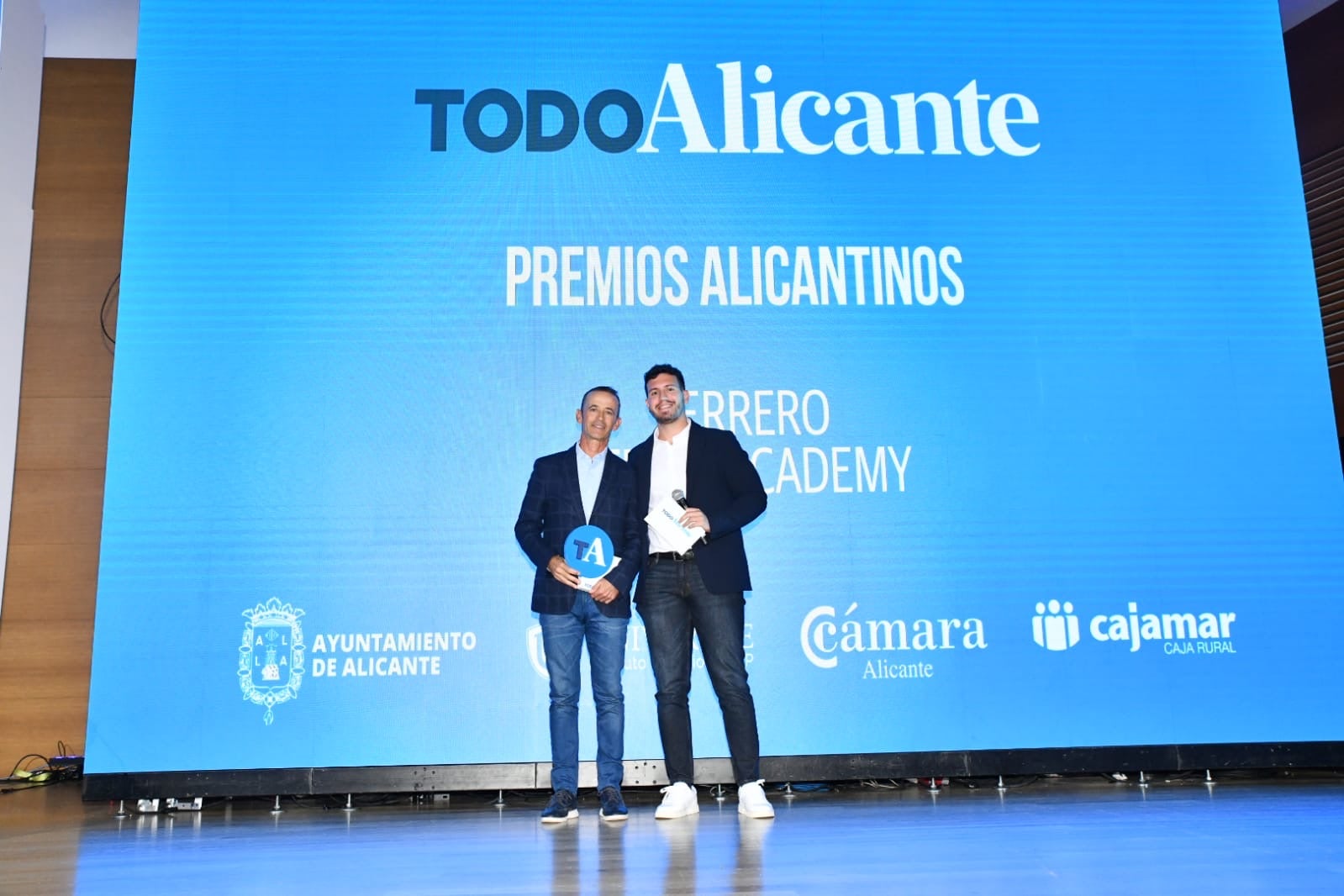 Samuel López, socio y entrenador de la Ferrero Tennis Academy, recibe el premio de manos del periodista de TodoAlicante Alejandro Hernández.