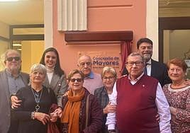 El alcalde, Luis Barcala, y la concejal de Mayores, Nayma Beldjilali, con varios usuarios de la nueva Concejalía de Mayores.