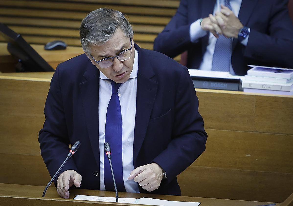 José Antonio Rovira, el conseller de Educación durante su intervención este jueves en Les Corts.