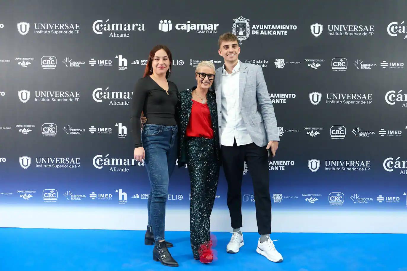 Rosana Perán y sus sandalias Martinelli, acompañada de nuestros compañeroa Miriam Gil Albert y Óscar Bartual.