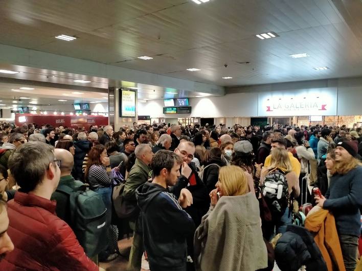 La estación abarrotada de viajeros que esperan su tren.