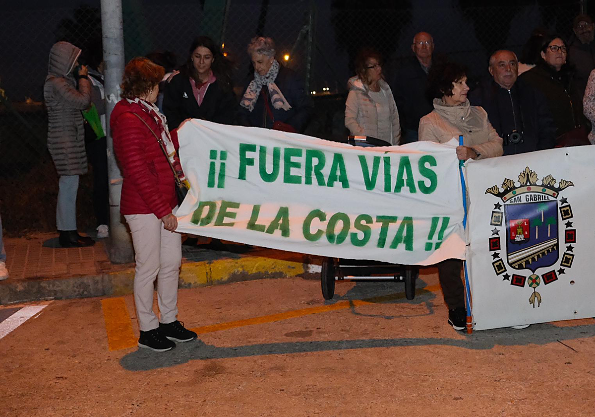 Concentración del pasado viernes por la retirada de las vías de la costa.
