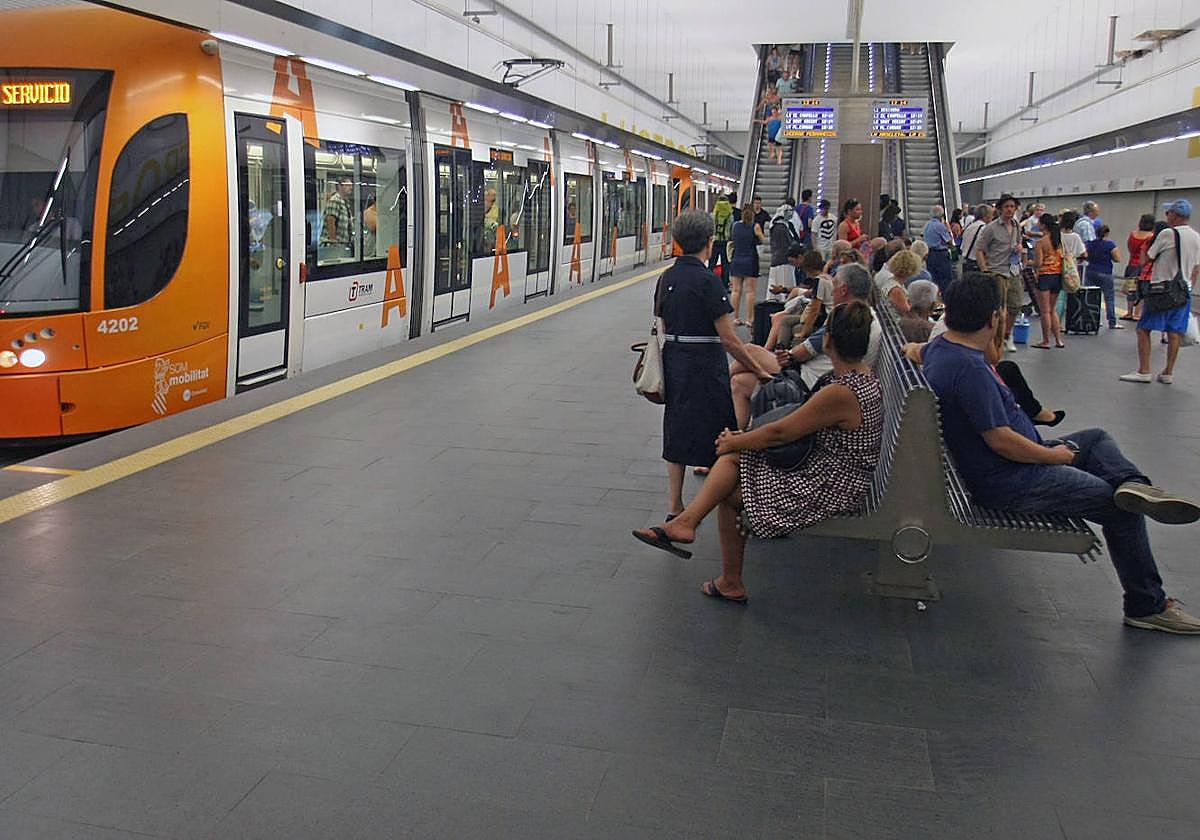 Pasajeros en la estación del Tranvía de Luceros.