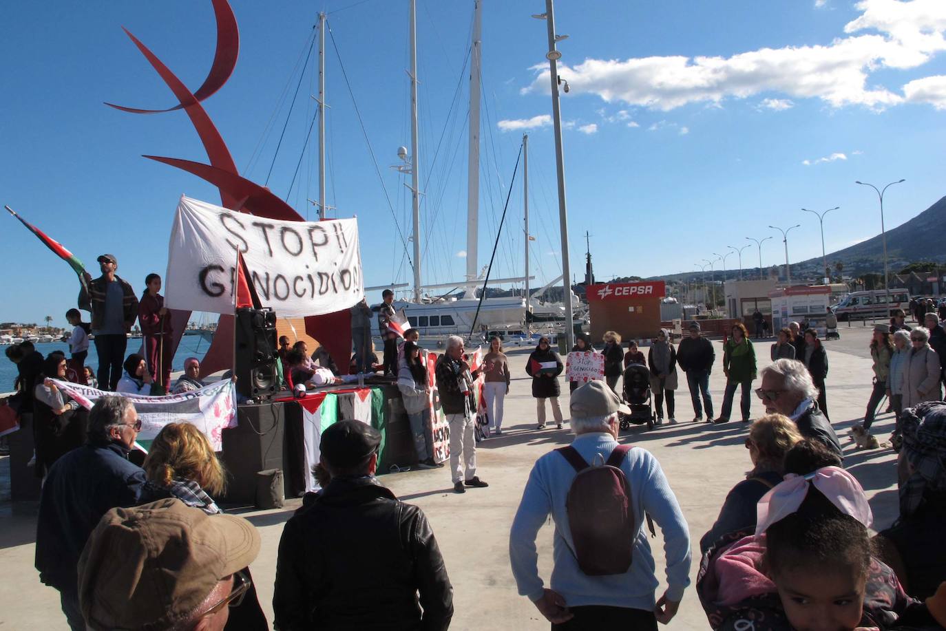 Más de 120 personas se concentran en Dénia en apoyo a Palestina