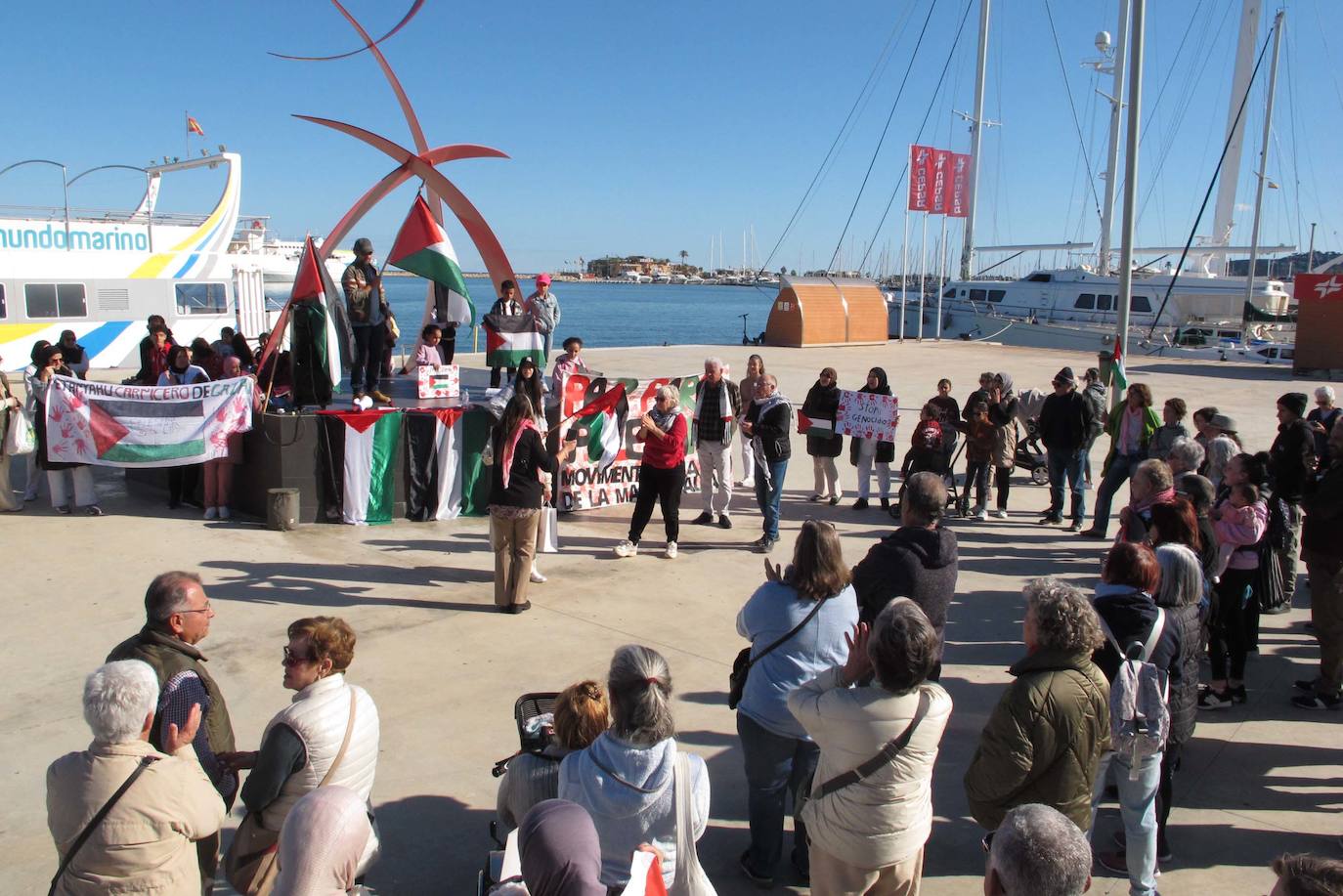 Más de 120 personas se concentran en Dénia en apoyo a Palestina