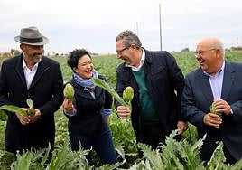 El alcalde de Daya Vieja, José Vicente Fernández; la chef Aurora Torres, el presidente de la Diputación de Alicante, Toni Pérez; y el presidente de Alcachofa Vega Baja, Antonio Ángel Hurtado, posan con el producto estrella en Daya Vieja.