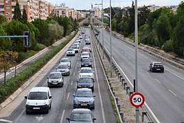 Atasco de vehículos en una de las entradas a la ciudad de Alicante.