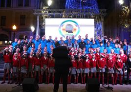La plantilla del Hércules CF canta junto al coro del Colegio Inmaculada Jesuitas.