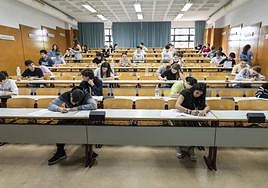 Estudiantes realizan un examen en Alicante.